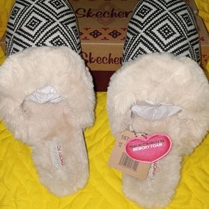 Skechers Slippers size 10 natural/black